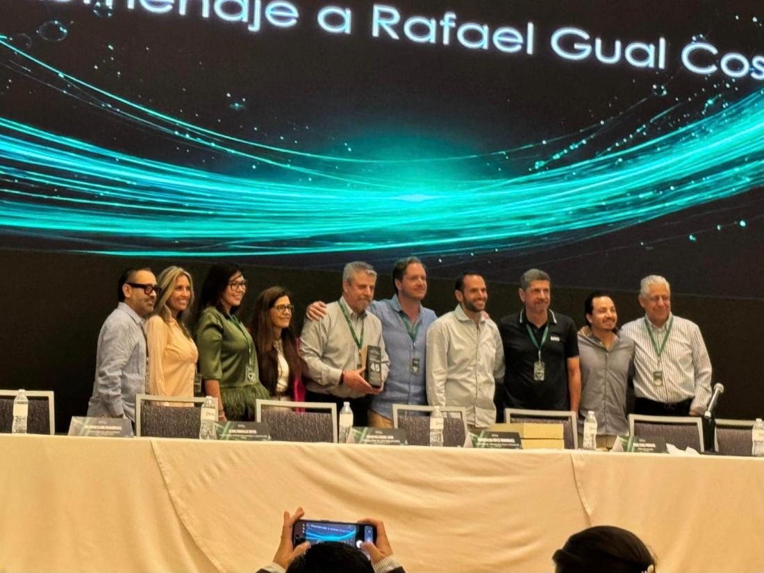 Homenaje a Rafael Gual Cosío durante la convención.
